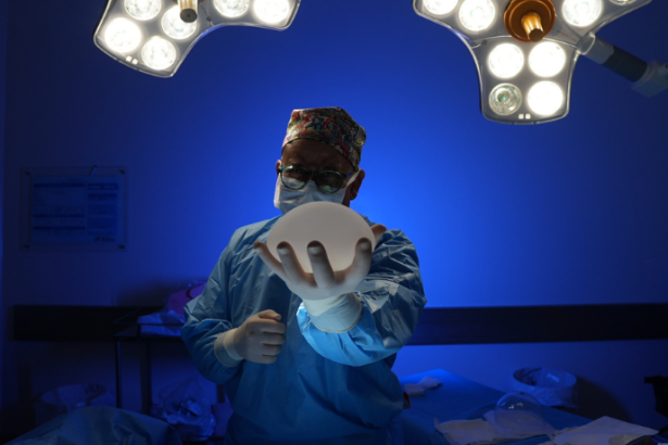 Dr. Gilberson Wanderley Silva apresenta os avanços da cirurgia robótica na plástica e onde já está sendo utilizada.