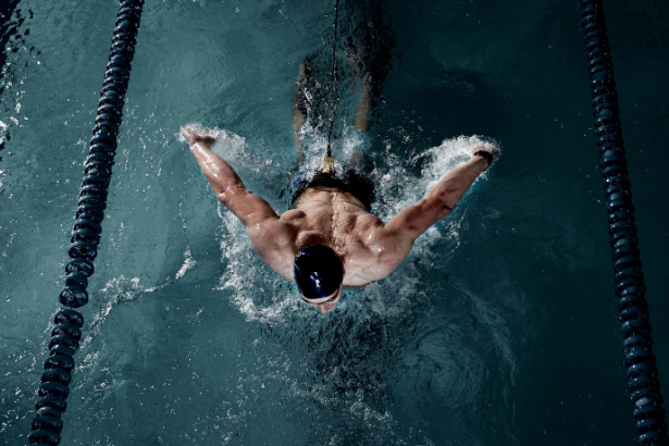 Elias Assum Sabbag Junior explica como a natação pode acelerar a reabilitação física, fortalecendo músculos e articulações.