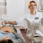 Dra. Thaline Neves Coutinho explica como o ultrassom morfológico de primeiro trimestre é essencial para o diagnóstico precoce de malformações fetais.