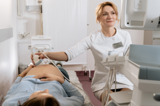 Dra. Thaline Neves Coutinho explica como o ultrassom morfológico de primeiro trimestre é essencial para o diagnóstico precoce de malformações fetais.