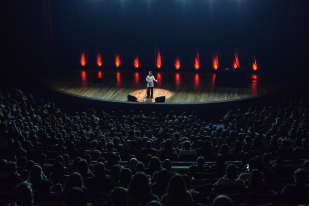 Depois de cruzar 74 cidades, Gio Lisboa dá o show final do ano em Erechim pela Non Stop (Créditos: Clara Lins)