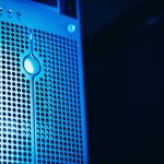 Rack de servidores iluminado em azul dentro de um data center moderno e seguro.