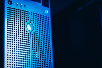 Rack de servidores iluminado em azul dentro de um data center moderno e seguro.