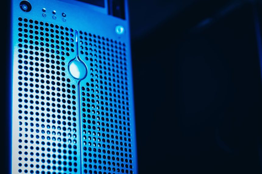 Rack de servidores iluminado em azul dentro de um data center moderno e seguro.