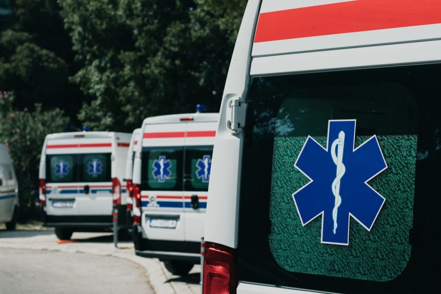 Três ambulâncias estacionadas ao ar livre, prontas para atendimentos de emergência.