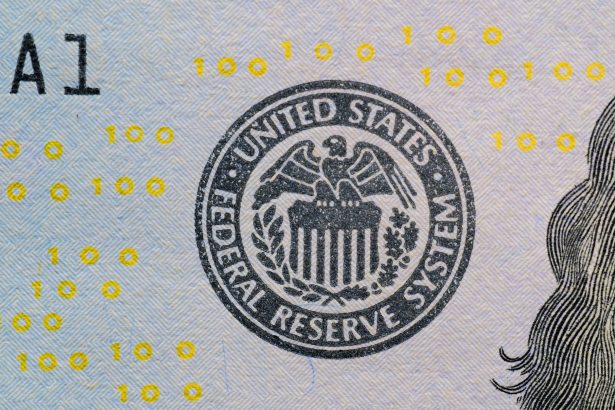 Detalhe do selo do Federal Reserve sobre uma cédula americana, com números digitais amarelos sobrepostos.